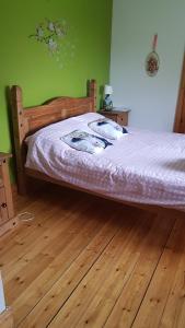 Room in a private house in the middle of countryside first store or bar within 10 min drive cats in the property