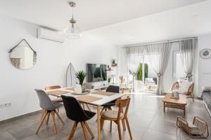 CASA LA PLAYA-CONIL Vacaciones de Lujo en Conil con Todas las Comodidades NETFLIX-HBO-DISNEY-CANALES DE FUTBOL-WIFI ALTA VELOCIDAD-SMART TV 65"-ALEXA