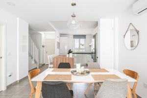 CASA LA PLAYA-CONIL Vacaciones de Lujo en Conil con Todas las Comodidades NETFLIX-HBO-DISNEY-CANALES DE FUTBOL-WIFI ALTA VELOCIDAD-SMART TV 65"-ALEXA