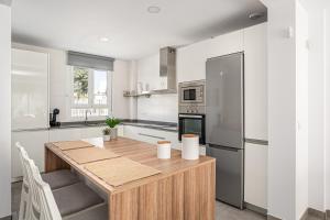 CASA LA PLAYA-CONIL Vacaciones de Lujo en Conil con Todas las Comodidades NETFLIX-HBO-DISNEY-CANALES DE FUTBOL-WIFI ALTA VELOCIDAD-SMART TV 65"-ALEXA