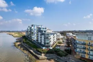 large Penthouse with parking - Swanscombe