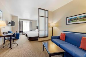 Queen Suite with Two Queen Beds - Non-Smoking room in Comfort Suites Palestine