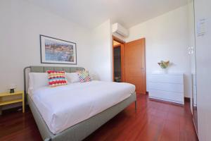 YCH-Modern flat with terrace near Eataly