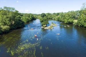 Maisons de vacances Gite Le Clos des Hirondelles en Limousin : Maison 4 Chambres