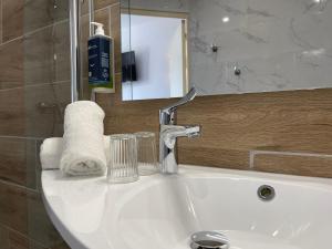 Hotels Brit Hotel Acacias : photos des chambres