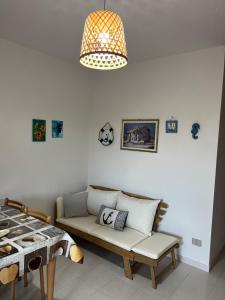 Casa sviluppata su due piani con doppia veranda e parcheggio privato