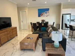 Modern house between Airport and Sea - Thebarton