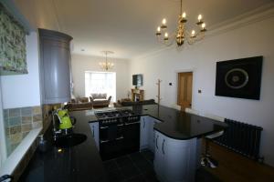 Historic Baronial Lodge with Parking, Aberdeen City Centre