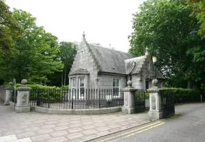 Historic Baronial Lodge with Parking, Aberdeen City Centre - Peterculter