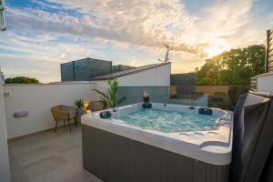 "Golden Sky" Baby Villa with Jacuzzi