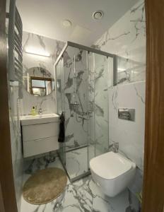 Namelis prie jūros su privačiu kiemeliu