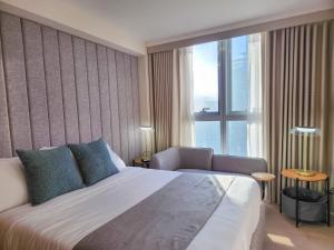 LUXESTAYSMNL STYLISH FAMILY 2BR SUITE POOLGYM 400MBPS WIFI NETFLX Amazing City View