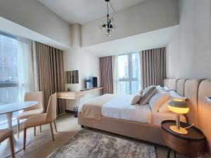 LUXESTAYSMNL STYLISH FAMILY 2BR SUITE POOLGYM 400MBPS WIFI NETFLX Amazing City View