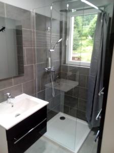 Appartements appt tout confort a laveissiere 103 : photos des chambres