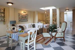 Steeple View - Romantic Wye Valley Country House Studio Apartment - Dog Friendly