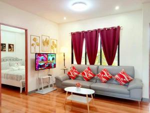 Retreat to a Stylish Flat w Balcony + Garden View