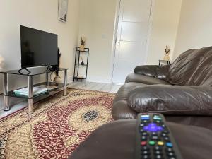 Walking Distance from Kew Bridge Train Station Modern 4 Bedroom Apartment