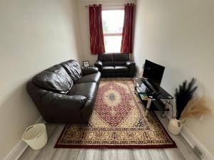 Walking Distance from Kew Bridge Train Station Modern 4 Bedroom Apartment