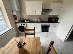 Walking Distance from Kew Bridge Train Station Modern 4 Bedroom Apartment