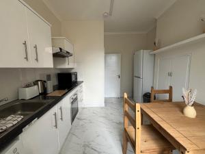 Walking Distance from Kew Bridge Train Station Modern 4 Bedroom Apartment