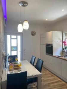 Apartmani Roberta Pag -obiteljska kuća prizemnica sa 2 odvojena apartmana od toga jedan moderan luxuzniji, pogled na more sa velikih terasa, dvosobni apartmani