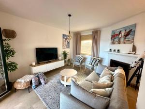 Beachfront & Sea View Holiday Apartment - Sea, Mountains and City Right in Front of You