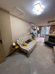 Appartements M&S STUDIO NEUF CLIMATISE CENTRE Historique : photos des chambres