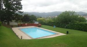 Bel appartement avec piscine, terrasse avec vue sur les montagnes