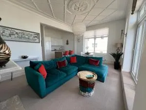 Stunning 2 Bed Apartment with Sea Views - 新罗姆尼