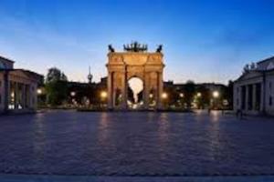 Cozy Flat Arch of Peace, City Center