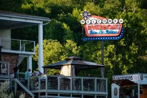 Riverboat Inn & Suites - Carrollton