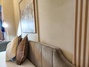 LUXESTAYSMNL Parisian Charm 1BR Suite Pool Gym 400MBPS WiFi Netflix Amazing City View