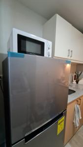 LUXESTAYSMNL Parisian Charm 1BR Suite Pool Gym 400MBPS WiFi Netflix Amazing City View