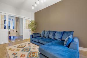 Upscale 3 Bedroom 3 Bathroom Detached House - Central Location - Free Driveway Parking, 75 Smart TV, Fast WiFi and Snug Room by Yoko Property