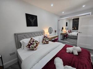 Abbey Corner by Nivaas 3-Located in the heart of the city centre-5 minute walk to train station-20 minutes to London via train