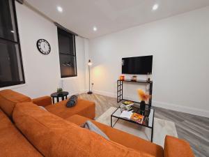 Abbey Corner by Nivaas 3-Located in the heart of the city centre-5 minute walk to train station-20 minutes to London via train