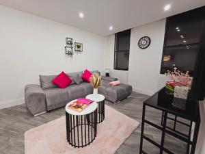 Abbey Corner by Nivaas 3-Located in the heart of the city centre-5 minute walk to train station-20 minutes to London via train