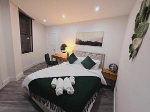 Abbey Corner by Nivaas 3-Located in the heart of the city centre-5 minute walk to train station-20 minutes to London via train