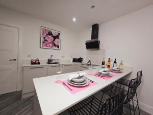 Abbey Corner by Nivaas 3-Located in the heart of the city centre-5 minute walk to train station-20 minutes to London via train