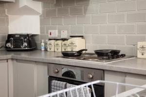 Entire Modern Home in Manchester and Near Peak District