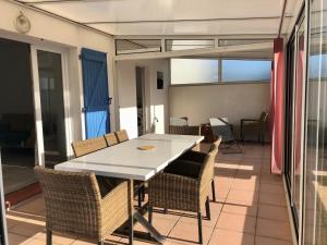 Maisons de vacances Maison charmante proche mer avec jardin, veranda et WIFI - Quartier La Sauzaie - FR-1-231-232 : Maison de Vacances (6 Adultes)