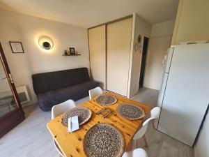 Appartements Studio Cabine Charmant au Centre de Saint-Palais, Proche Plage, Terrasse et Parking Prive - FR-1-550-85 : photos des chambres