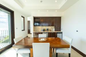 360 Splendor 104B-Ocean View Condo-Breakfast Included!