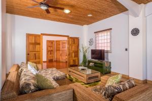 Casa Suenos-Beautiful Beachfront House