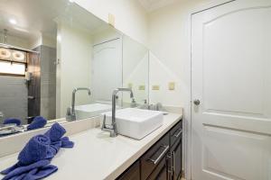 Sunrise 6- Ocean View 2 Br Condo, Steps To The Beach