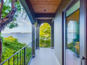 360 Splendor 301-Ocean View Condo-Breakfast Included!