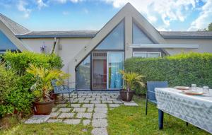 Maisons de vacances Beautiful Home In Montmartin-Sur-Mer : photos des chambres