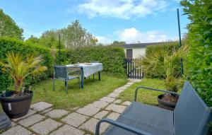 Maisons de vacances Beautiful Home In Montmartin-Sur-Mer : photos des chambres