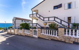2 Bedroom Awesome Apartment In Rtina 