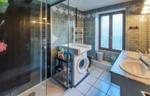 Maisons de vacances Awesome Home In Cenac-Et-Saint-Julien : photos des chambres